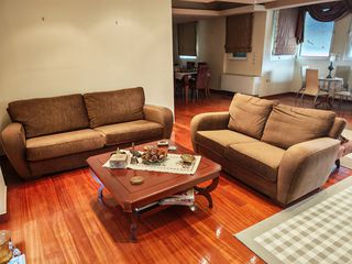 Διθέσιος και τριθέσιος καναπές σε άριστη κατάσταση.