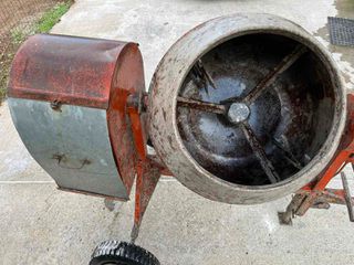 Μηχάνημα 2020 Μπετονιέρα με κοτσαδόρο