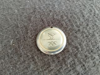 Συλλεκτικό Αναμνηστικό μετάλλιο από τους Χειμερινούς Ολυμπιακούς Αγώνες του 1972 στο Σαππόρο της Ιαπωνίας.