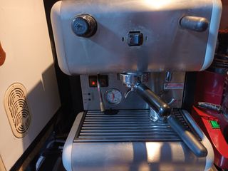 Καφε μηχανη μονη σεαριστη κατάσταση  μαζι με μυλο για  εσπρέσο  και φραπιερα ολα μαζι η χωριστά