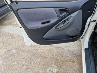 Toyota Yaris 1999 VVT-i-thumb-8