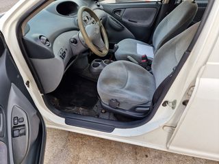 Toyota Yaris 1999 VVT-i-thumb-10