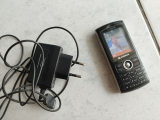 Κινητό τηλέφωνο Sharp GX17, μαζί με τον φορτιστή του.