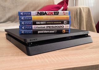 Κονσόλα ps4 + 2 χειριστήρια +5 παιχνίδια like new