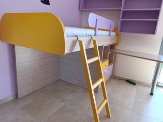 Κουκέτα μαζί με γραφείο και συρτάρια όπως στις φωτογραφίες. Πολύ στιβαρή κατασκευή