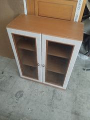 Ντουλάπι – Βιτρίνα Ξύλινη   Διαστάσεις: 70×35×75 εκ. (Μ×Π×Υ)