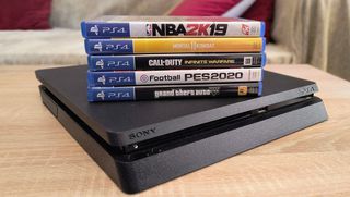 Κονσόλα ps4 + 2 χειριστήρια +5 παιχνίδια like new