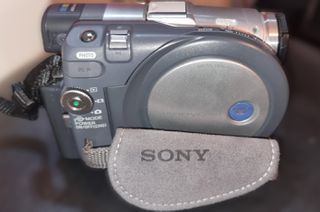 Sony DCR-DVD201 Handycam σαν καινούργιο με τηλεχειριστήριο και παρελκόμενα