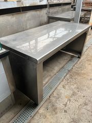 ΤΡΑΠΕΖΙ ΕΡΓΑΣΙΑΣ , ΔΙΑΣΤΑΣΕΙΣ: 175X80X82CM,  Κατασκευασμένο από ανοξείδωτο ατσάλι (inox) με κλειστή την πίσω πλευρά.