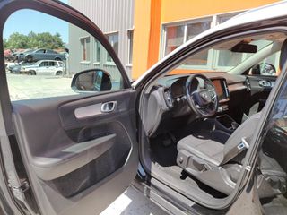 Volvo XC40 2018 D4-thumb-6