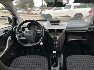 Toyota iQ 2011 VVT-i-thumb-13