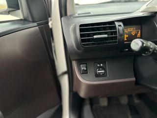 Toyota iQ 2011 VVT-i-thumb-15