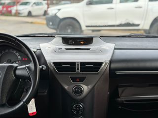 Toyota iQ 2011 VVT-i-thumb-18