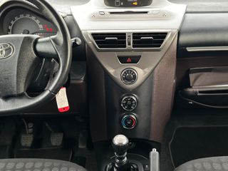 Toyota iQ 2011 VVT-i-thumb-19