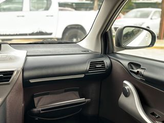 Toyota iQ 2011 VVT-i-thumb-21