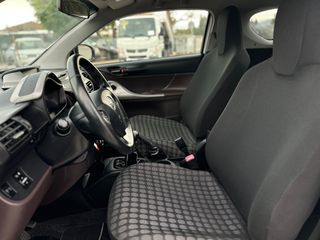 Toyota iQ 2011 VVT-i-thumb-22