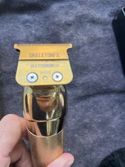 Babyliss Pro SkeletonFX Επαγγελματική Επαναφορτιζόμενη Κουρευτική Μηχανή Χρυσή FX7870GE Αποστέλλεται και πανελλαδικώς περιοχή βρίσκομαι νέο κόσμο με τα χαρτιά της και απόδειξη