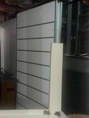 Επαγγελματικό πάνελ τοίχου (Slatwall) – Ιδανικό για καταστήματα & βιτρίνες