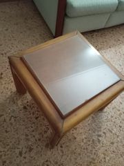 Ξύλινο τραπεζάκι σαλονιού με γυάλινη επιφάνεια