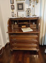 σεκρετέρ από μασίφ ξύλο καρυδιάς, της βραβευμένης εταιρίας Χρυσοχοΐδη.