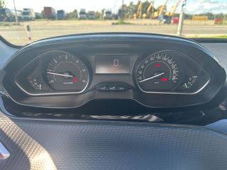 Peugeot 208 2019 premium-thumb-5