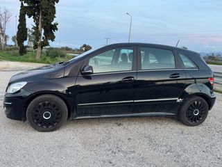 Mercedes-Benz B 200 2011-thumb-1