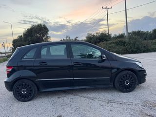 Mercedes-Benz B 200 2011-thumb-2