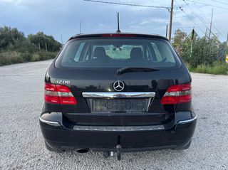 Mercedes-Benz B 200 2011-thumb-3