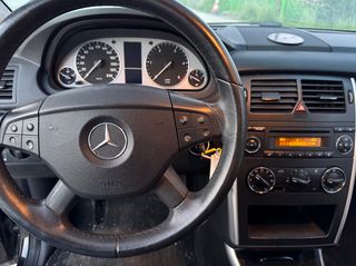 Mercedes-Benz B 200 2011-thumb-4