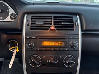 Mercedes-Benz B 200 2011-thumb-5