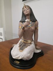 Πωλείται αγαλματίδιο Κλεοπάτρα, μπιμπελό από πορσελάνη φτιαγμένο στην Ισπανία.