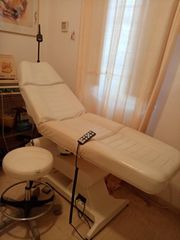 Δερμάτινο, ηλεκτροκίνητο,  εξεταστικό κρεβάτι Lemi  και σκαμπό Lemi