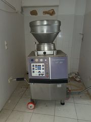 Handtmann VF 80 – Επαγγελματική μηχανή πλήρωσης υπό κενό (Vacuum Filler)