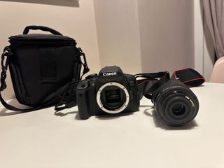 Πωλείται Canon EOS 700D με φακό Canon EF-S 18-55mm, θήκη & μπαταρία – 320€