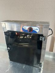 Αποστειρωτής μαχαιριών, Χωρητικότητα 10 μαχαίρια , Ισχύς: 100 W , 220V/50Hz , Με λάμπες UV, Πόρτα από plexiglass , Χρόνος : 0-120’’, Διαστάσεις: 55x13x62cm