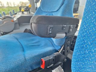 Τρακτέρ New Holland 2010 T 7030 SUPER STEER-thumb-8