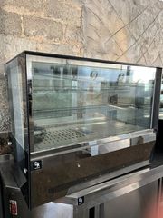 Επιτραπέζια θερμαινόμενη βιτρίνα, Χωρητικότητα: 125 L , Ισχύς: 460 W, Τάση: 230 V ,Συχνότητα: 50 Hz , Διαστάσεις: 90X52X70cm