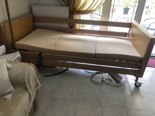 Νοσοκομειακό ηλεκτρικό κρεβάτι με ξύλινο σκελετό κ χειριστήριο