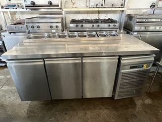 Ψυγείο πάγκος σαλατών ,  3 πόρτες και επιφάνεια προετοιμασίας, 345 lt  ,Mε 8 λεκανακια 1/3 GN, 182X80X85cm