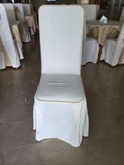 Ξύλινες Καρέκλες με λευκό υφασμάτινο κάλυμμα