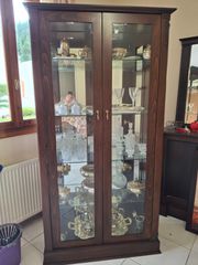 1 βιτρίνα και δυο μπρεζιερες.