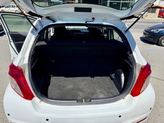 Toyota Yaris 2014-thumb-11