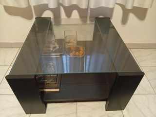 Τραπεζάκι τηλεόρασης με γυάλινη επιφάνεια