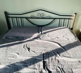 Πωλείται μεταλλικό κρεβάτι (και με στρώμα)