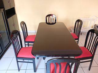 Τραπεζαρία με έξι καρέκλες