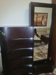 Συρταριέρα δωματίου με στρασακια και καθρέφτης με αποθηκευτικό χώρο για μικροπράγματα .