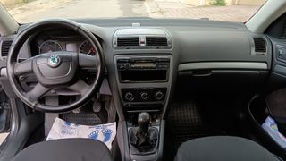 Skoda Octavia 2011-thumb-11