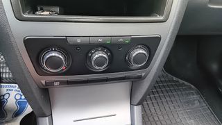 Skoda Octavia 2011-thumb-12