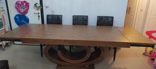 Τραπεζαρία σαλονιού με τέσσερις καρέκλες