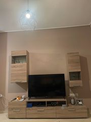 Σύνθετο σαλονιού 4 τμχ. 2 επιτοίχια ντουλάπια και μια βάση τηλεόρασης αποτελούμενη από δύο μέρη.